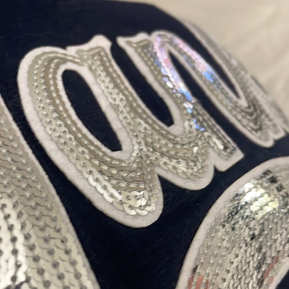 New York Yankees -Navy & Silver sequin Ladies V-Neck, New Era, MLB Baseball - Picture 15 of 16